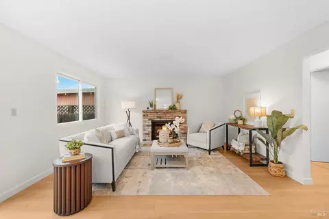Living - 225 Riverview Dr, Vallejo, CA 94589 photo 3 of 5