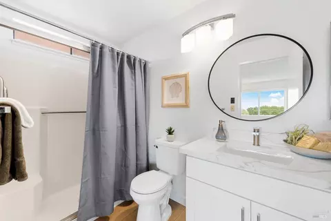 Bath - 225 Riverview Dr, Vallejo, CA 94589 photo 2 of 3