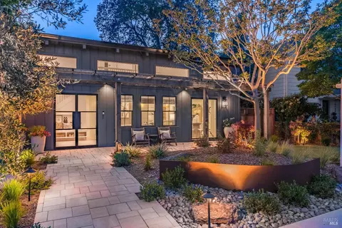 825 Austin Ave, Sonoma, CA 95476