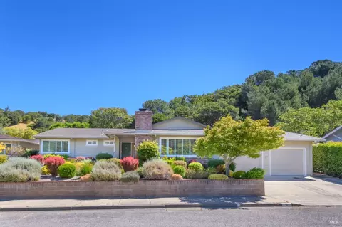 5 Crescent Cir, Fairfax, CA 94930