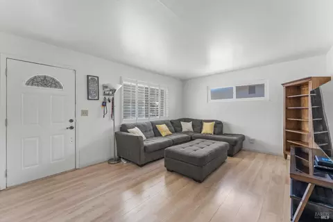 Living - 2235 Nottingham Dr, Fairfield, CA 94533 photo 2 of 4