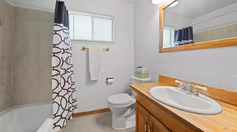 Bath - 840 Newgate Way, Dixon, CA 95620 photo 2 of 2