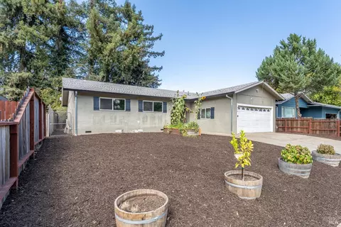Exterior - 840 E Gobbi St, Ukiah, CA 95482 photo 10 of 11