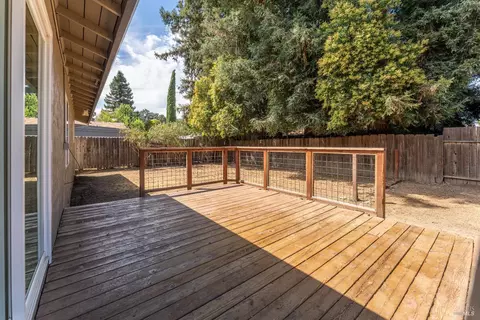 Exterior - 840 E Gobbi St, Ukiah, CA 95482 photo 2 of 11