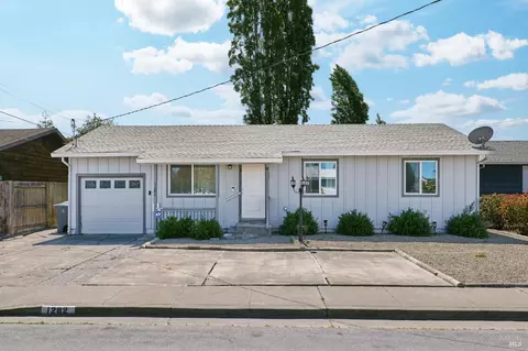 1282 Lindberg Ln, Petaluma, CA 94954