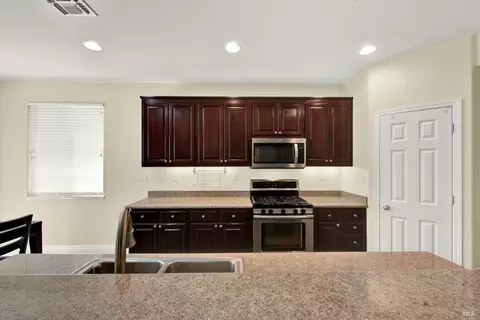 Kitchen - 2467 Flatley Cir, Fairfield, CA 94533 photo 5 of 11