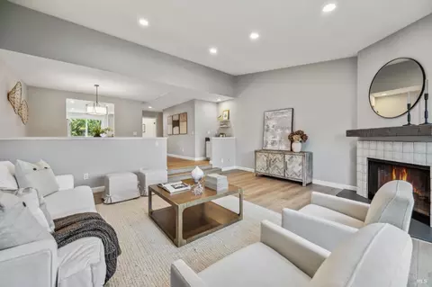 13 Freedom Ln S, Petaluma, CA 94952