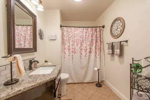 Bath - 1865 Derby Dr, Dixon, CA 95620 photo 4 of 4