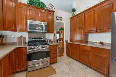 Kitchen - 1865 Derby Dr, Dixon, CA 95620 photo 3 of 4