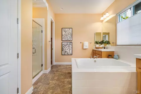 Bath - 412 Saunders Dr, Sonoma, CA 95476 photo 3 of 4