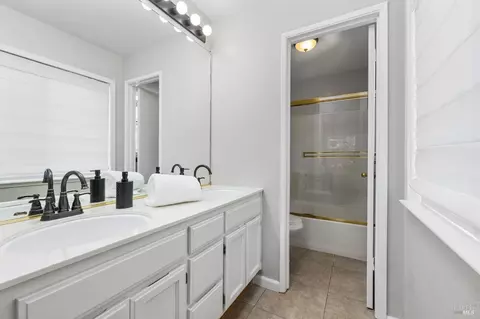 Bath - 410 Valley Oak Ct, Windsor, CA 95492 photo 1 of 2