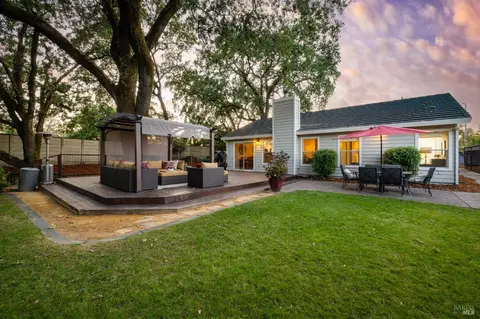 Exterior - 410 Valley Oak Ct, Windsor, CA 95492 photo 2 of 9