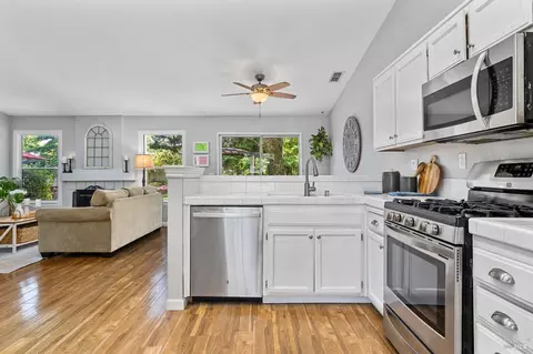 Kitchen - 410 Valley Oak Ct, Windsor, CA 95492 photo 2 of 2