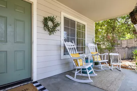 Exterior - 410 Valley Oak Ct, Windsor, CA 95492 photo 6 of 9