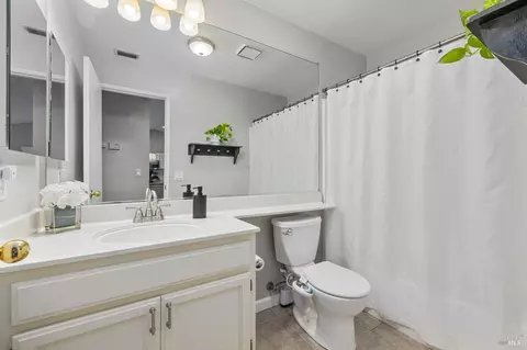 Bath - 410 Valley Oak Ct, Windsor, CA 95492 photo 2 of 2
