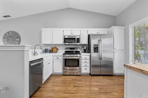 Kitchen - 410 Valley Oak Ct, Windsor, CA 95492 photo 1 of 2