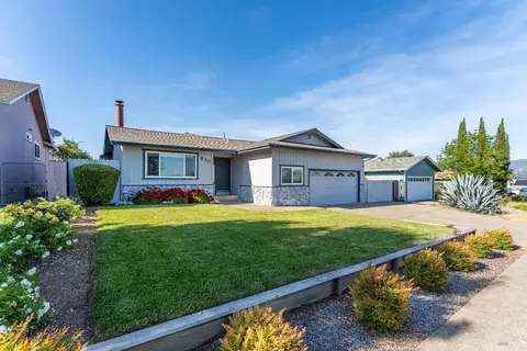 830 Malaga Dr, Ukiah, CA 95482 photo 2
