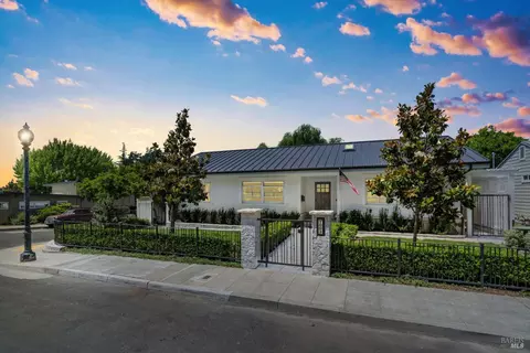 1003 Sunnyside Dr, Healdsburg, CA 95448