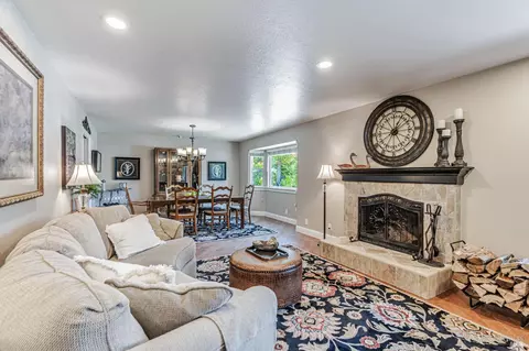 Living - 6139 Lockwood Dr, Windsor, CA 95492 photo 2 of 3