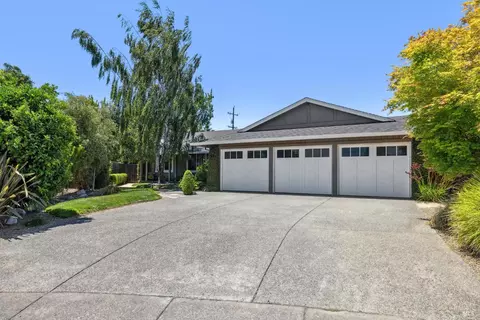 17 Goldfinch Ct, Novato, CA 94947