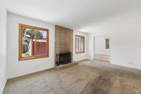 Living - 888 Greenway Dr, Martinez, CA 94553 photo 3 of 4