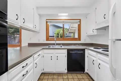 Kitchen - 888 Greenway Dr, Martinez, CA 94553 photo 1 of 3