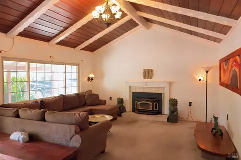 96 Meadowbrooks Dr, Ukiah, CA 95482