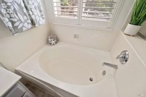 Bath - 1024 Feather River Ct, Vacaville, CA 95688 photo 3 of 4