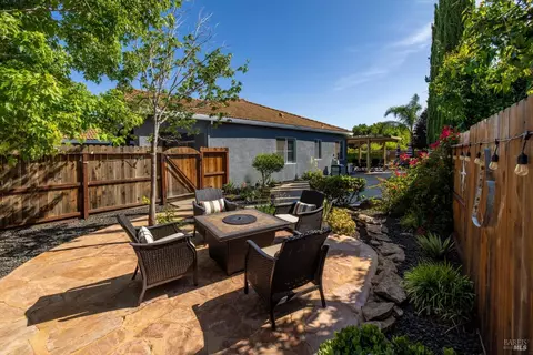 Exterior - 1024 Feather River Ct, Vacaville, CA 95688 photo 9 of 27