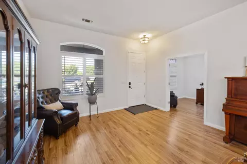 Entry Way - 1024 Feather River Ct, Vacaville, CA 95688 photo 4 of 6