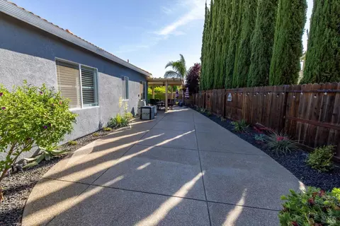 Exterior - 1024 Feather River Ct, Vacaville, CA 95688 photo 10 of 27