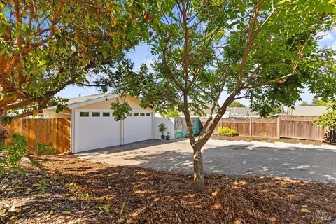 7042 Fellers Ln, Sebastopol, CA 95472