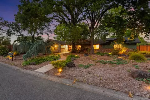 220 Country Club Dr, Santa Rosa, CA 95401