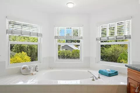 Bath - 8704 Cypress Ave, Cotati, CA 94931 photo 4 of 7