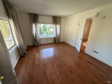 Living - 942 Benicia Rd, Vallejo, CA 94591 photo 3 of 4