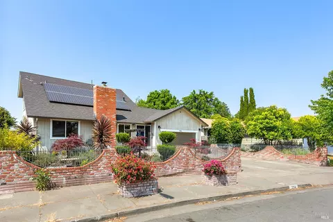 753 W 8th St, Santa Rosa, CA 95401