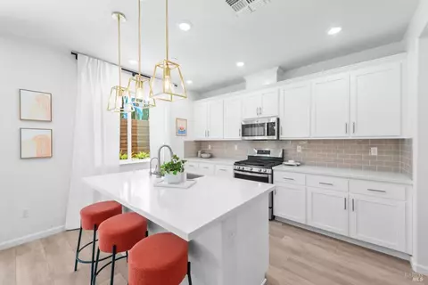 Kitchen - 866 Fruit Stand Cir, Vacaville, CA 95688 photo 4 of 5