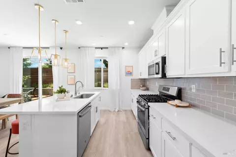 Kitchen - 866 Fruit Stand Cir, Vacaville, CA 95688 photo 3 of 5