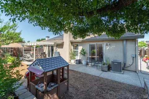Exterior - 1735 Marenda Dr, Dixon, CA 95620 photo 3 of 9