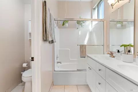 Bath - 1735 Marenda Dr, Dixon, CA 95620 photo 2 of 3