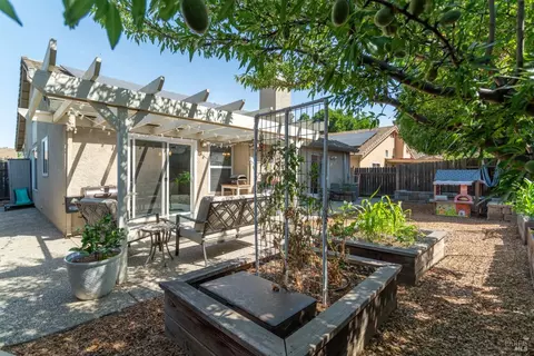 Exterior - 1735 Marenda Dr, Dixon, CA 95620 photo 8 of 9