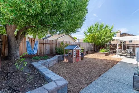 Exterior - 1735 Marenda Dr, Dixon, CA 95620 photo 6 of 9