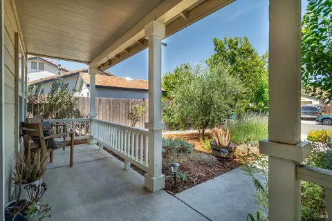 Exterior - 1735 Marenda Dr, Dixon, CA 95620 photo 4 of 9