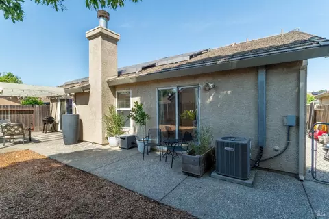 Exterior - 1735 Marenda Dr, Dixon, CA 95620 photo 5 of 9