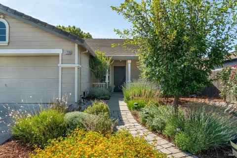 Exterior - 1735 Marenda Dr, Dixon, CA 95620 photo 7 of 9