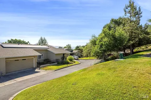 7193 Overlook Dr, Santa Rosa, CA 95409