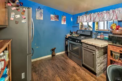 Kitchen - 530 Wall St, Windsor, CA 95492 photo 3 of 4