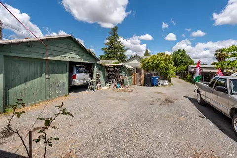 Exterior - 530 Wall St, Windsor, CA 95492 photo 5 of 11