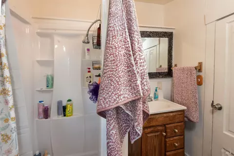 Bath - 530 Wall St, Windsor, CA 95492 photo 1 of 2