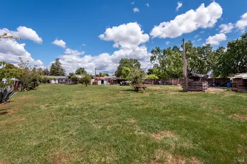 Exterior - 530 Wall St, Windsor, CA 95492 photo 7 of 11